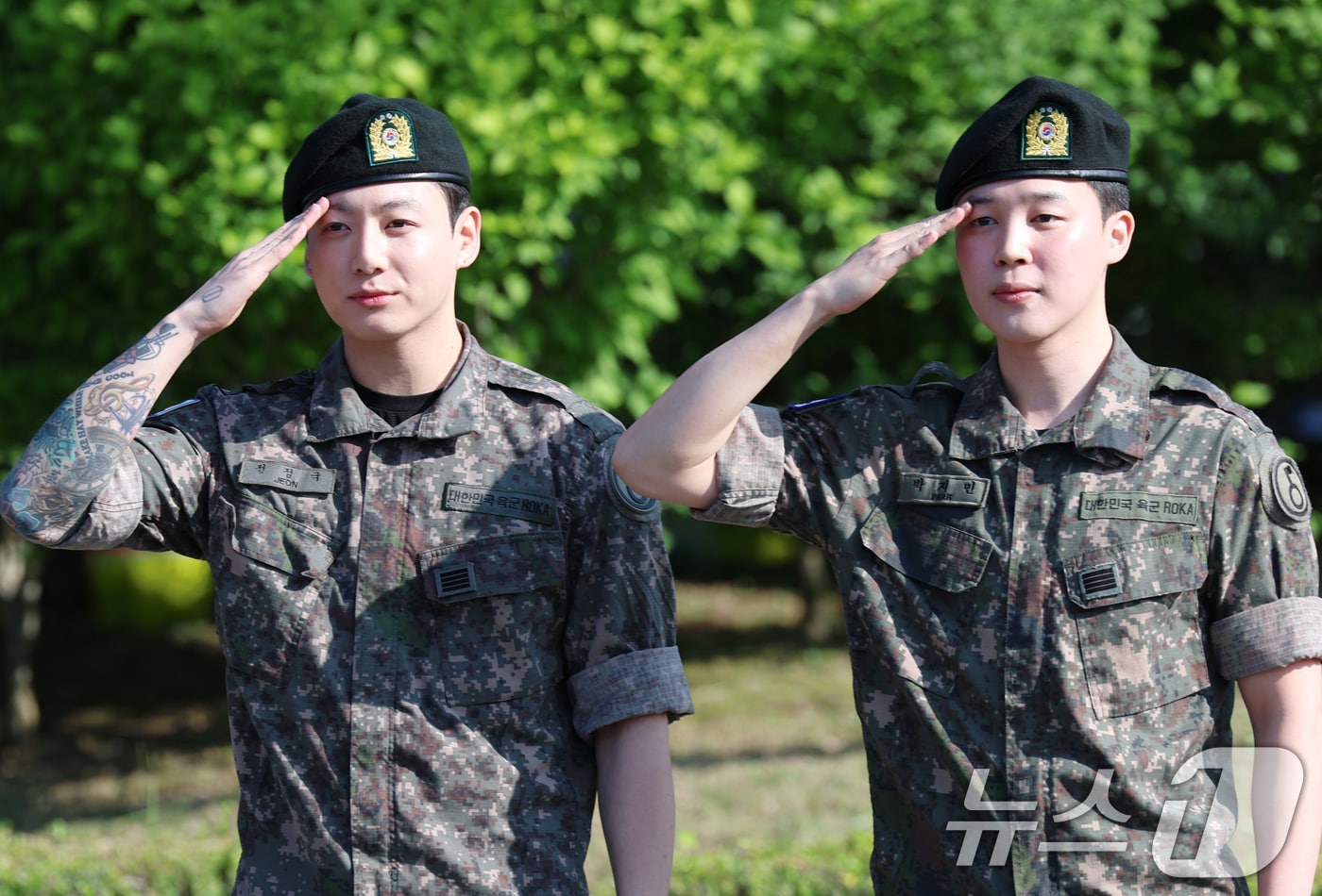방탄소년단(BTS)의 정국과 지민(오른쪽)이 11일 오전 경기도 연천군 연천공설운동장에서 군복무를 마친 뒤 전역 인사를 전하고 있다. 정국과 지민은 지난 2023년 12월 입대해 경기도 연천에 위치한 육군 제5보병사단에서 약 1년 7개월간 병역의 의무를 성실히 수행했다. 2025.6.11/뉴스1 ⓒ News1 권현진 기자