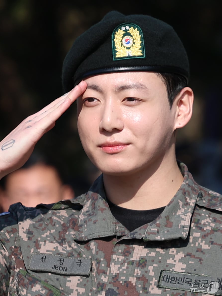 방탄소년단(BTS)의 정국이 11일 오전 경기도 연천군 연천공설운동장에서 군복무를 마친 뒤 전역 인사를 하고 있다. 정국과 지민은 지난 2023년 12월 입대해 경기도 연천에 위치한 육군 제5보병사단에서 약 1년 7개월간 병역의 의무를 성실히 수행했다. 2025.6.11/뉴스1 ⓒ News1 권현진 기자