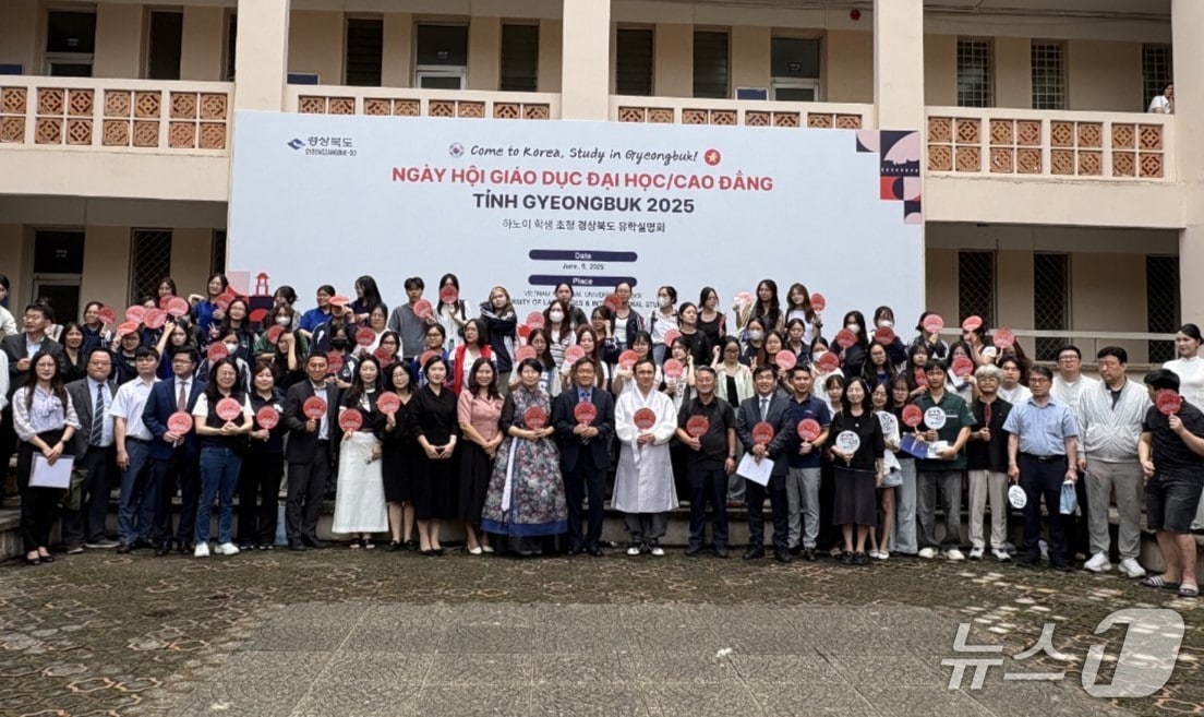 경북도는 11일 베트남 하노이국립외국어대학교에서 ‘경북학당’ 개소식과 함께 외국인 유학생 유치설명회를 성황리에 개최했다.