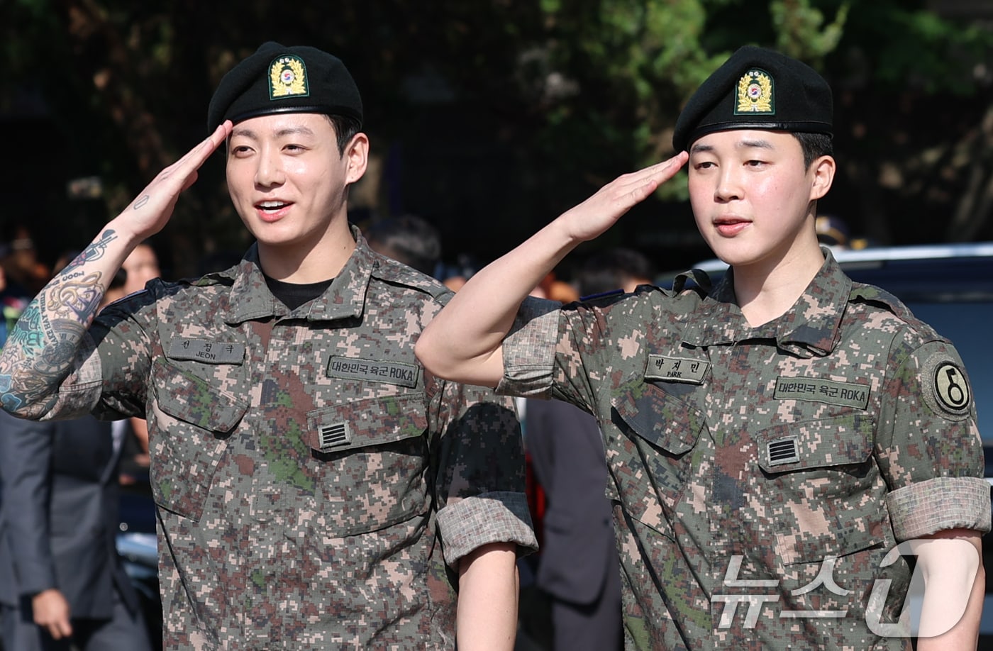 방탄소년단(BTS)의 정국 지민(오른쪽)이 11일 오전 경기도 연천군 연천공설운동장에서 군 복무를 마친 뒤 군복무를 마친 뒤 전역 인사를 하고 있다. 정국과 지민은 지난 2023년 12월 입대해 경기도 연천에 위치한 육군 제5보병사단에서 약 1년 7개월간 병역의 의무를 성실히 수행했다. 2025.6.11/뉴스1 ⓒ News1 권현진 기자