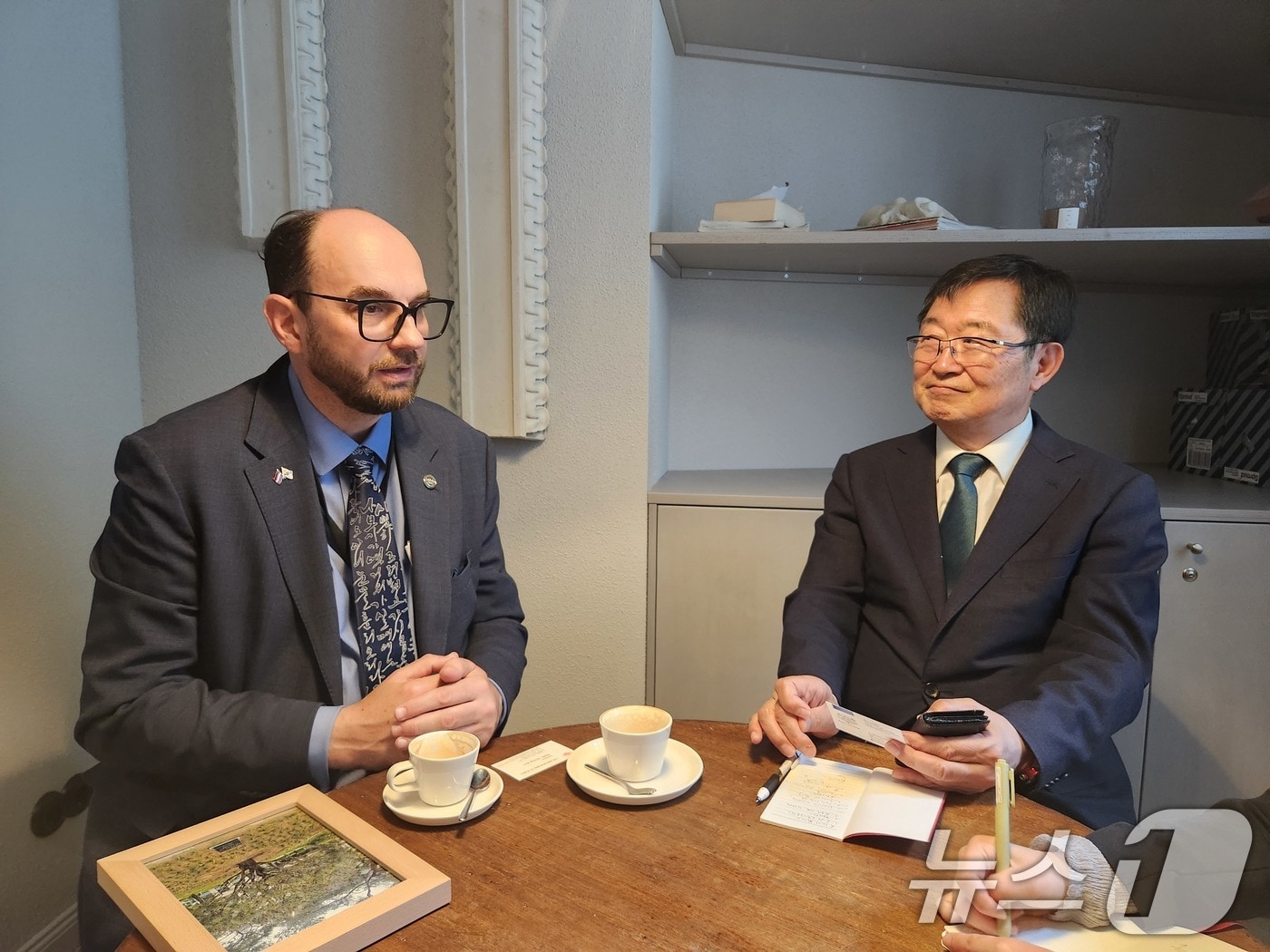 전쟁기념사업회 대표단은 지난 9일 라트비아를 방문했다고 11일 밝혔다. 아리스 비간츠 라트비아 외교부 제재담당특별대사와 백승주 전쟁기념사업회장이 면담을 하고 있다. &#40;전쟁기념사업회 제공. 재판매 및 DB 금지&#41; 2025.6.11/뉴스1 ⓒ News1 이연주 기자