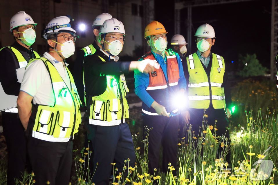 철도시설 안전관리 실태 점검을 하고 있는 이성해 국가철도공단 이사장(맨 앞 왼쪽 두 번째)(국가철도공단 제공.재판매 및 DB금지)/뉴스1