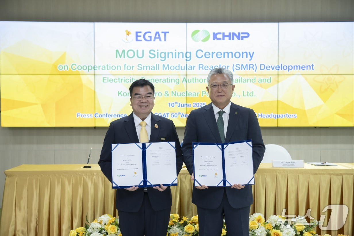 한수원은 10일(현지시간) 태국 전력청과 SMR 분야 상호 협력을 위한 양해각서를 체결했다. 사진 오른쪽부터 박인식 한수원 수출사업본부장, 티데이 이암사이(Thidade Eiamsai) EGAT 부총재. (한수원 제공) /2025.6.11/ ⓒ News1 