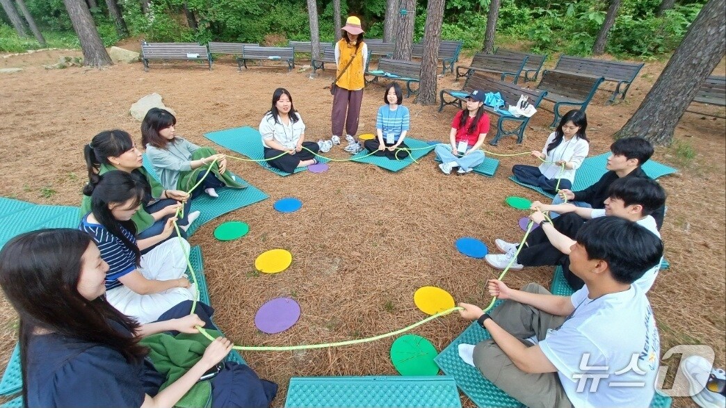 경기 안양시가 저연차 공무원의 적응을 돕기 위한 교육 프로그램 ‘숲에서 나를 만나다’를 10~11일 서울대 관악수목원(만안구 안양동)에서 진행 중이다.(안양시 제공. 재판매 및 DB금지)/뉴스1