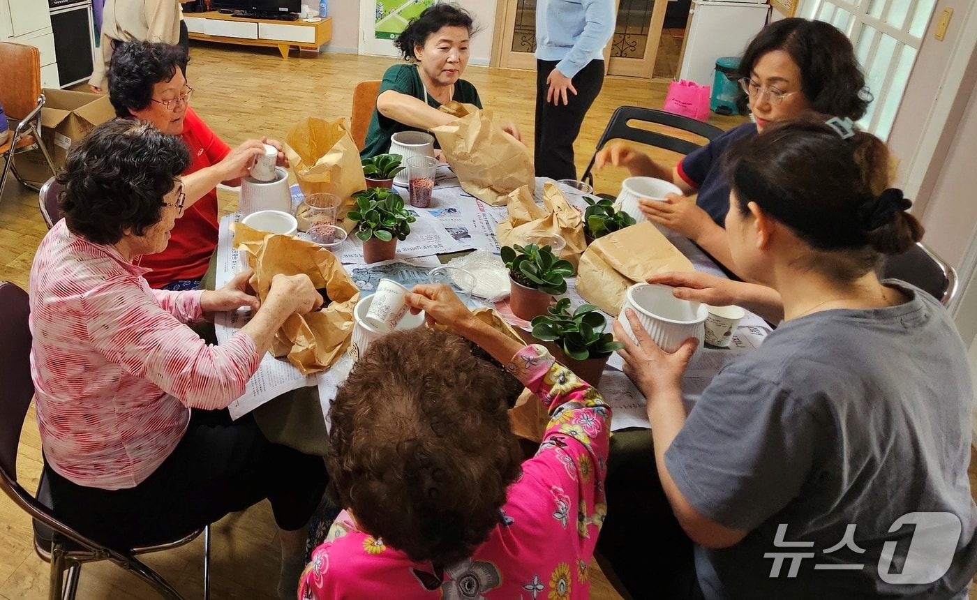 충북 괴산군보건소는 '스마트 고령 친화마을' 사업을 청천면 지촌리에서 운영한다.(괴산군 제공, 재판매 및 DB금지)/뉴스1
