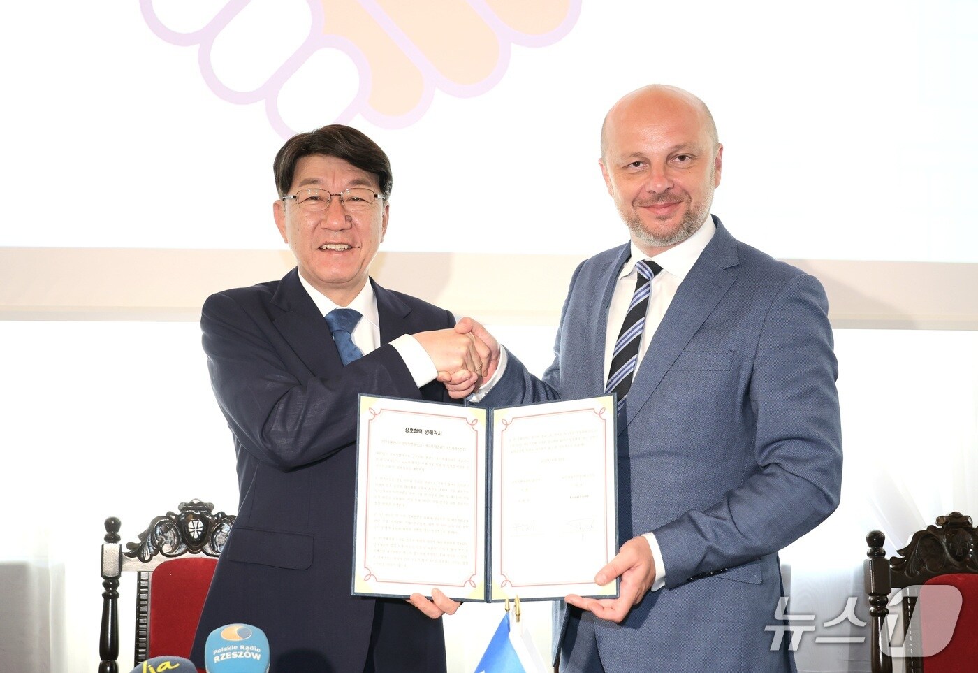 전북 전주시와 폴란드 제슈프시가 미래 첨단산업 육성과 경제 발전을 위해 힘을 모으기로 했다.(전주시 제공. 재판매 및 DB금지)2025.5.11/뉴스1