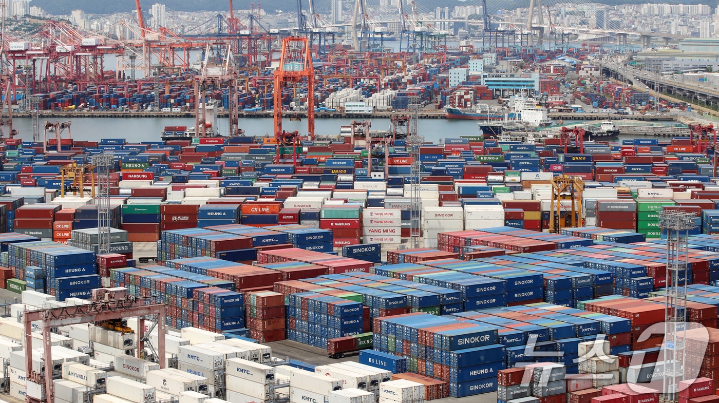  부산항 신선대부두와 감만부두 야적장 ⓒ News1 윤일지 기자