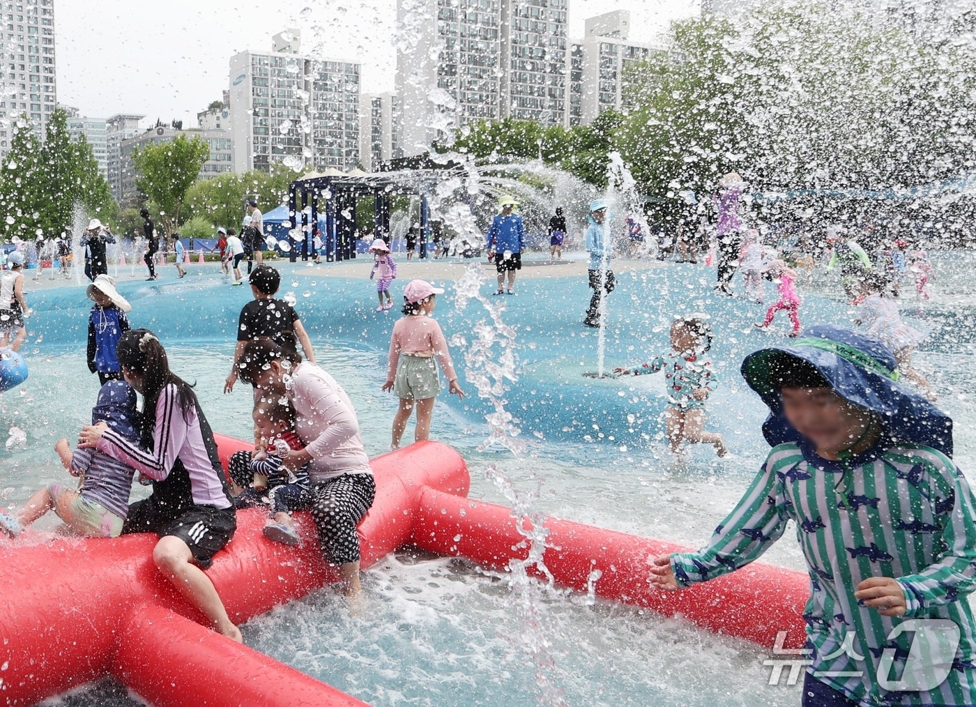 중앙공원 물놀이장에서 아이들이 물놀이를 즐기고 있다.&#40;부천시 제공. 재판매 및 DB금지&#41; / 뉴스1