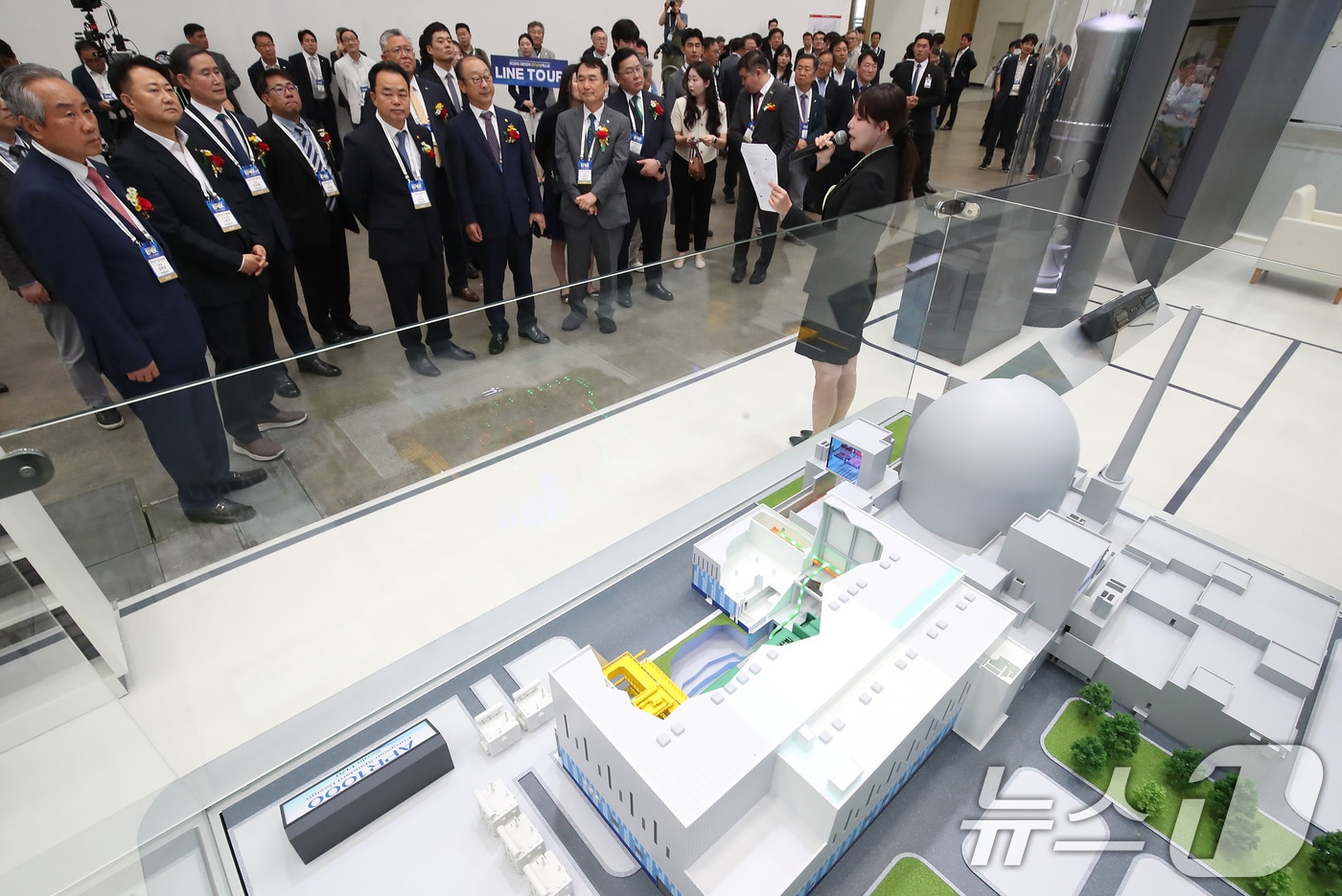 지난 6월 대구 북구 엑스코(EXCO)에서 개막한 '2025 대한민국 전기산업 엑스포'를 찾은 내빈들이 한국수력원자력 부스에 전시된 1000㎿(메가와트)급 한국형 원전 APR1000 발전소의 핵심 구조를 표현한 모형을 살펴보며 관계자 설명을 듣고 있다. 2025.6.11/뉴스1 ⓒ News1 공정식 기자