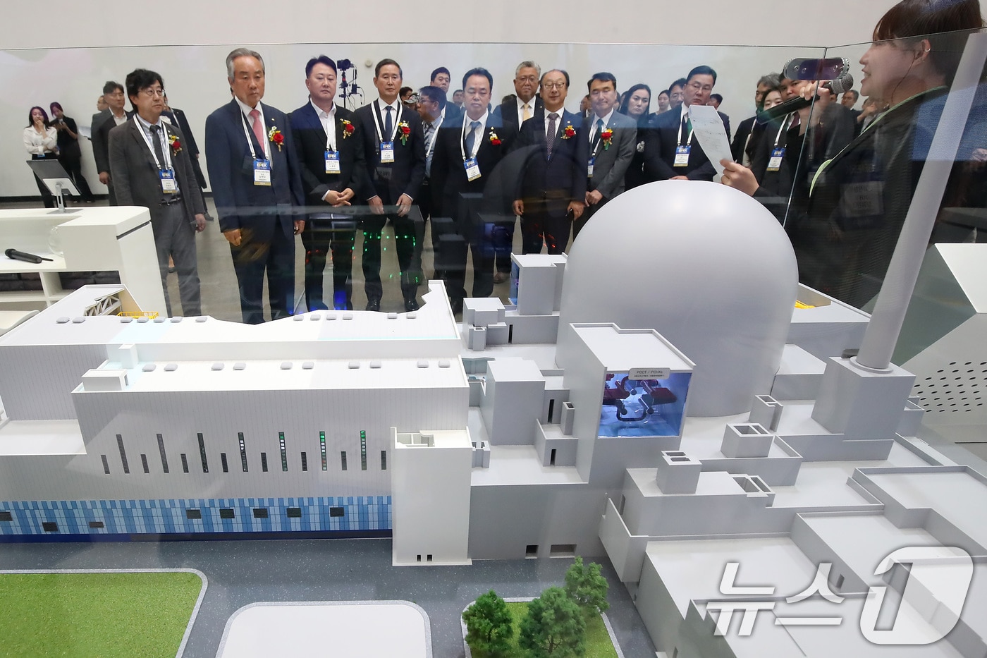 11일 대구 북구 엑스코&#40;EXCO&#41;에서 개막한 &#39;2025 대한민국 전기산업 엑스포&#39;를 찾은 내빈들이 한국수력원자력 부스에 전시된 1000㎿&#40;메가와트&#41;급 한국형 원전 APR1000 발전소의 핵심 구조를 표현한 모형을 살펴보며 관계자 설명을 듣고 있다. 2025.6.11/뉴스1 ⓒ News1 공정식 기자