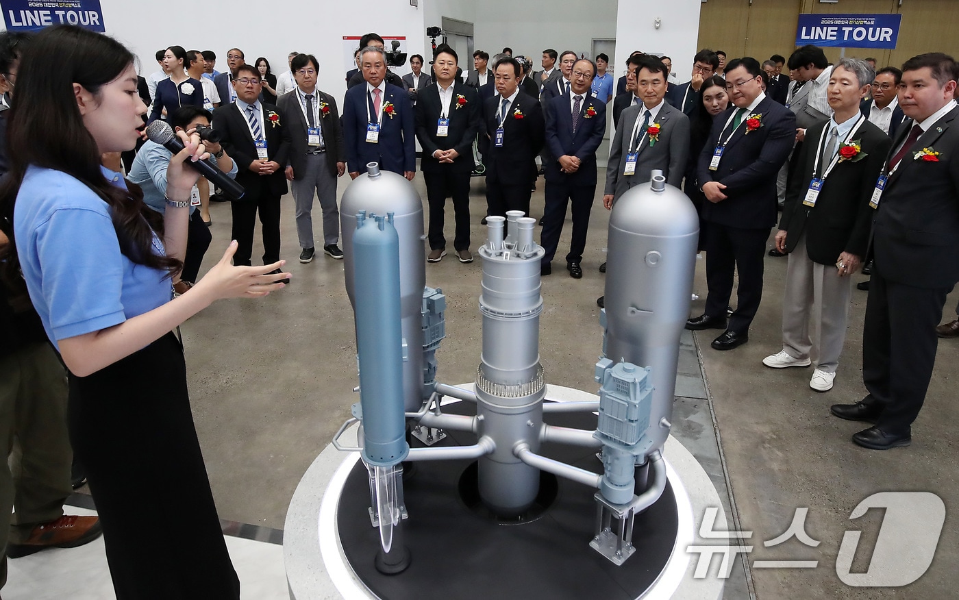 11일 대구 북구 엑스코(EXCO)에서 개막한 '2025 대한민국 전기산업 엑스포'를 찾은 내빈들이 두산에너빌리티 부스에 전시된 원자로냉각재계통(Reactor Coolant System) 모형을 살펴보며 관계자 설명을 듣고 있다.2025.6.11/뉴스1 ⓒ News1 공정식 기자