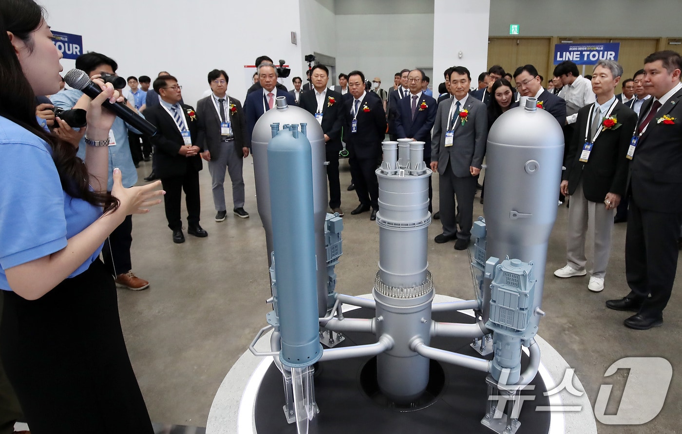 11일 대구 북구 엑스코(EXCO)에서 개막한 '2025 대한민국 전기산업 엑스포'를 찾은 내빈들이 두산에너빌리티 부스에 전시된 원자로냉각재계통(Reactor Coolant System) 모형을 살펴보며 관계자 설명을 듣고 있다. 2025.6.11/뉴스1 ⓒ News1 공정식 기자