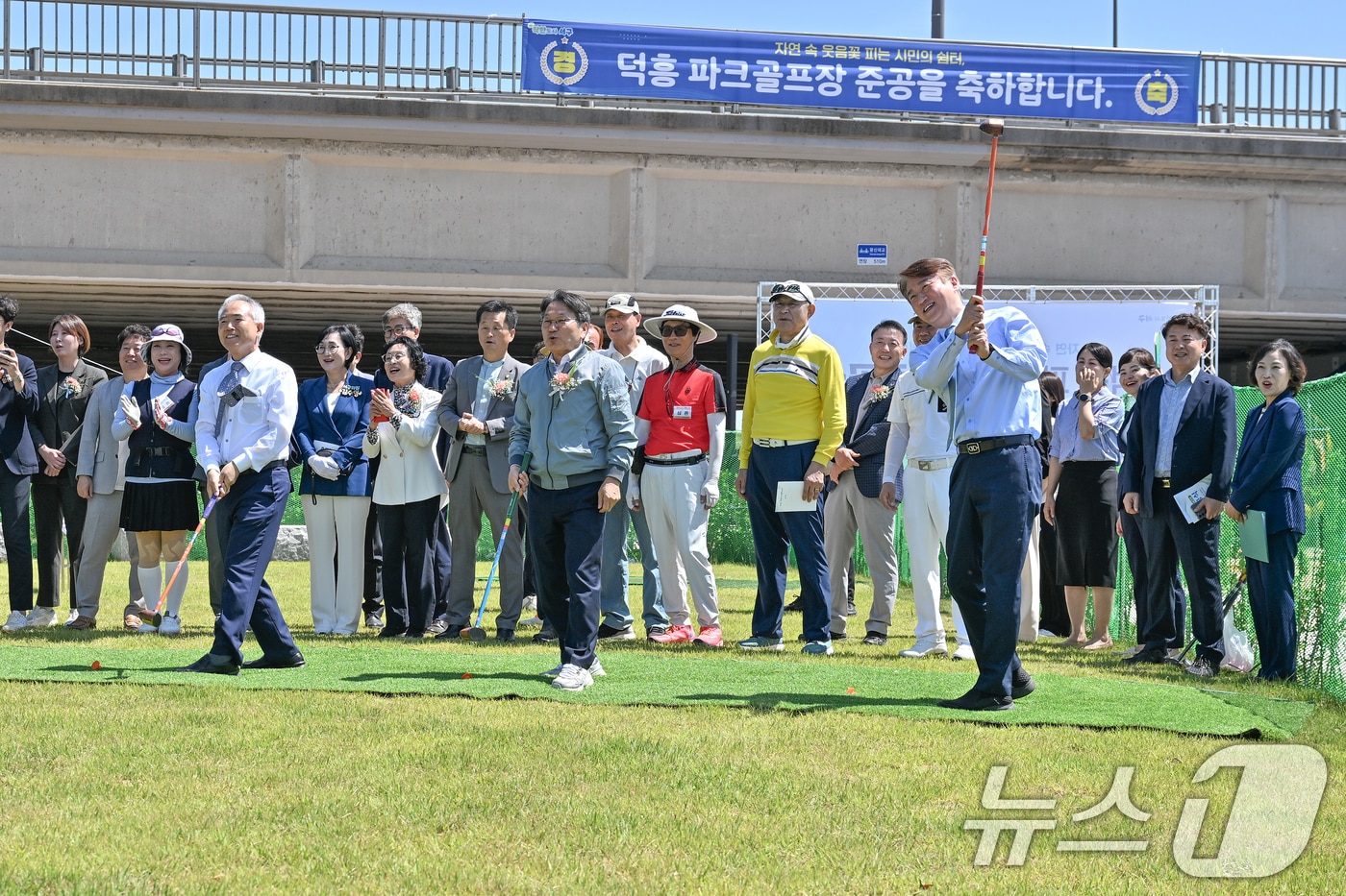 김이강 광주 서구청장이 11일 광주 서구 광신대학교 하부 일원에서 열린 &#39;덕흥파크골프장 추가 조성 준공식&#39;에서 시타를 하고 있다. &#40;광주 서구 제공. 재판매 및 DB금지&#41; 2025.6.11/뉴스1 