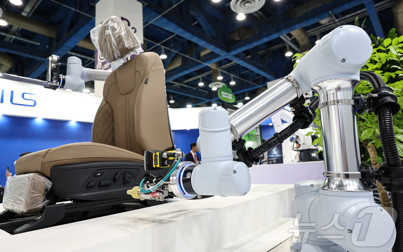 11일 서울 강남구 코엑스에서 열린 '2025 스마트테크 코리아'에서 관람객들이 로봇을 활용한 제조시스템을 살펴보고 있다.2025.6.11/뉴스1  ⓒ News1 김도우 기자