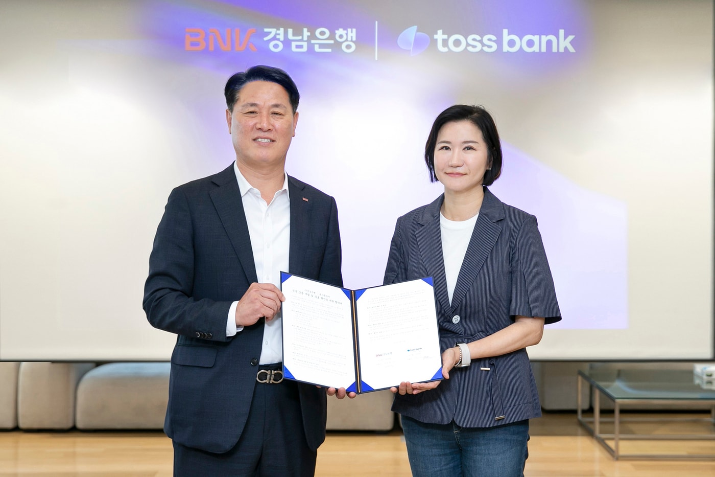 이은미 토스뱅크 은행장과 김태한 BNK경남은행 은행장이 11일 토스뱅크 본사에서 '공동 상품 개발 및 상호 혁신을 위한 전략적 업무협약'을 체결하고 있다.