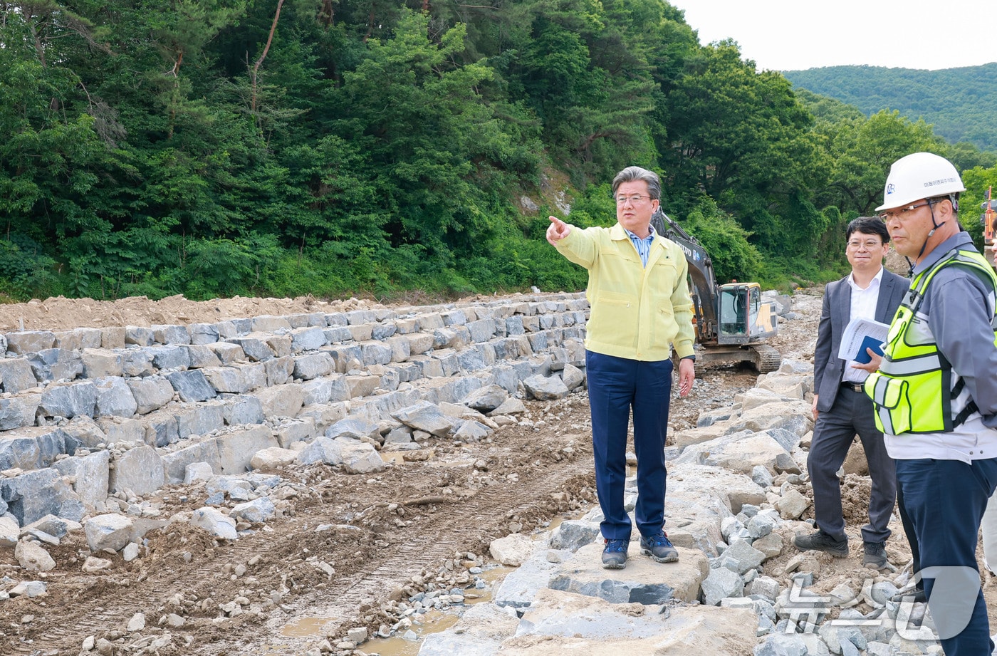 정용래 대전 유성구청장이 재해예방사업장을 점검하고 있다.(유성구 제공 ,재판매 및 DB 금지)/뉴스1