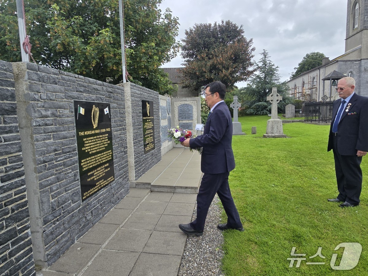 10일(현지시간) 백승주 전쟁기념사업회장이 아일랜드 털레스 성 메리 기념공원의 6·25전쟁 참전기념비에 헌화하고 있다. (전쟁기념사업회 제공)