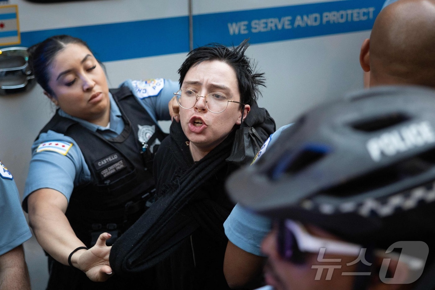 2025년 6월 10일 일리노이주 시카고 루프에서 열린 시위에서 경찰이 한 사람을 연행하고 있다. 도널드 트럼프 행정부의 이민 단속에 반대하는 시위는 로스앤젤레스(LA)를 넘어 시카고·뉴욕을 포함해 이민 인구가 많은 주요 도시로 확산하고 있다 ⓒ AFP=뉴스1 ⓒ News1 신기림 기자