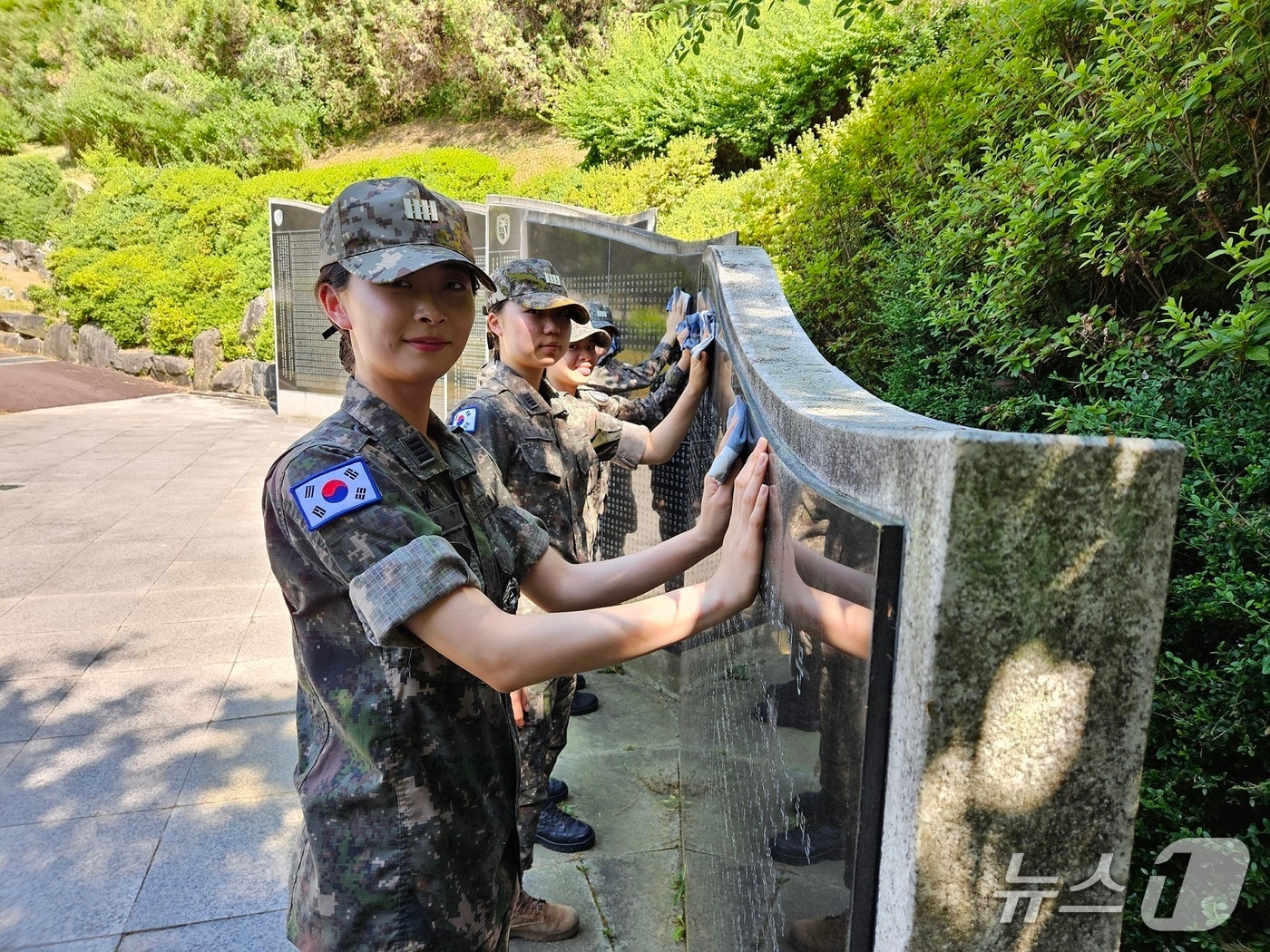 국군간호사관학교 생도가 대전보훈공원에서 환경 정비 봉사를 하고 있다.(대전시 제공 ,재판매 및 DB 금지)/뉴스1