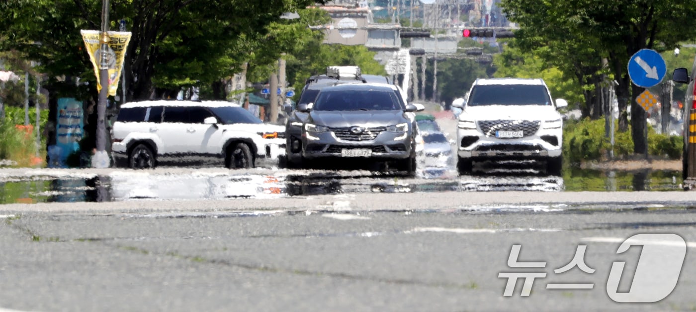 무더운 날씨가 이어진 11일 전북 전주시 효자로에 아지랑이가 피어오르고 있다. 2025.6.11/뉴스1 ⓒ News1 유경석 기자