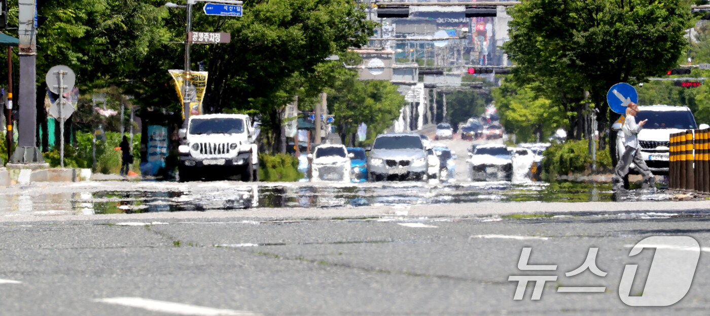 무더운 날씨가 이어진 11일 전북 전주시 효자로에 아지랑이가 피어오르고 있다. 2025.6.11/뉴스1 ⓒ News1 유경석 기자