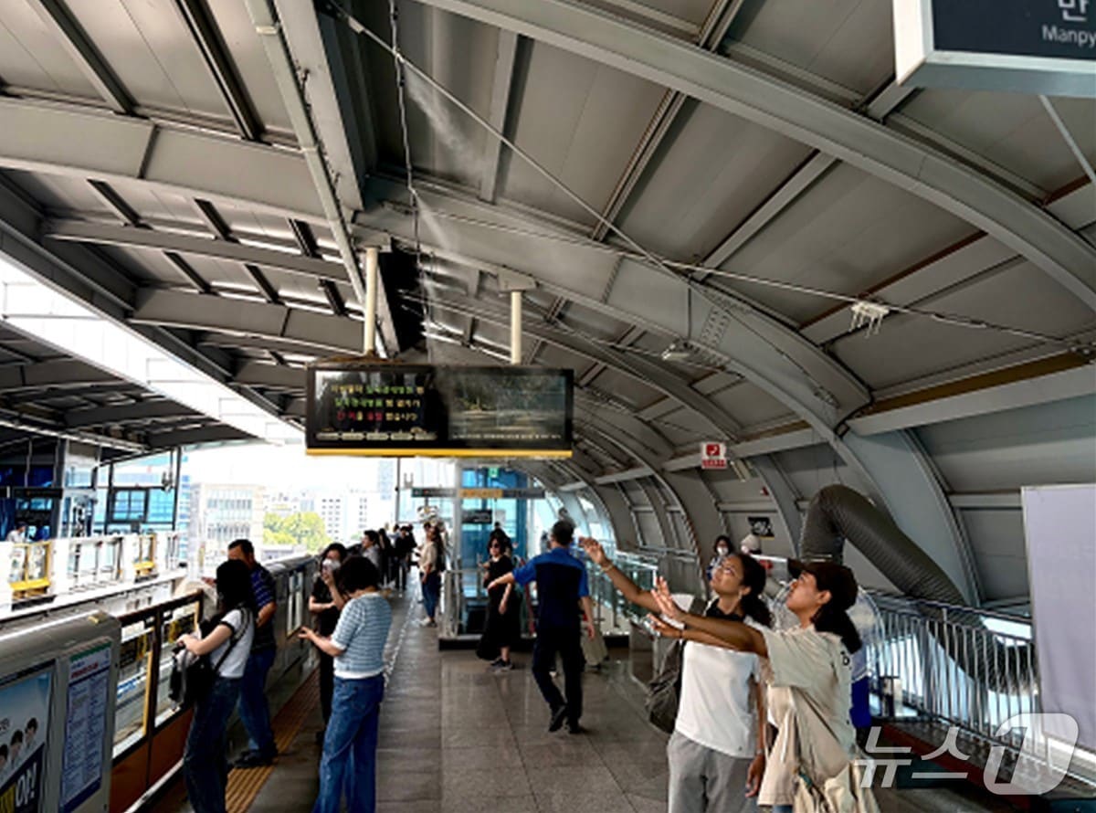 대구교통공사는 11일 도시철도 3호선 승강장 환경 개선에 나섰다고 밝혔다. 사진은 시민들이 역사에 설치된 쿨링포그를 쐬는 모습. (대구교통공사 제공. 재판매 및 DB 금지)/뉴스1