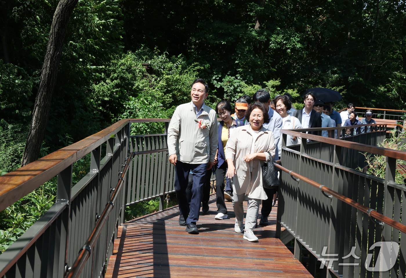 대모산 따뜻한 동행길 조성공사로 완성된 무장애 데크길을 걷고 있는 조성명 강남구청장(강남구청 제공).