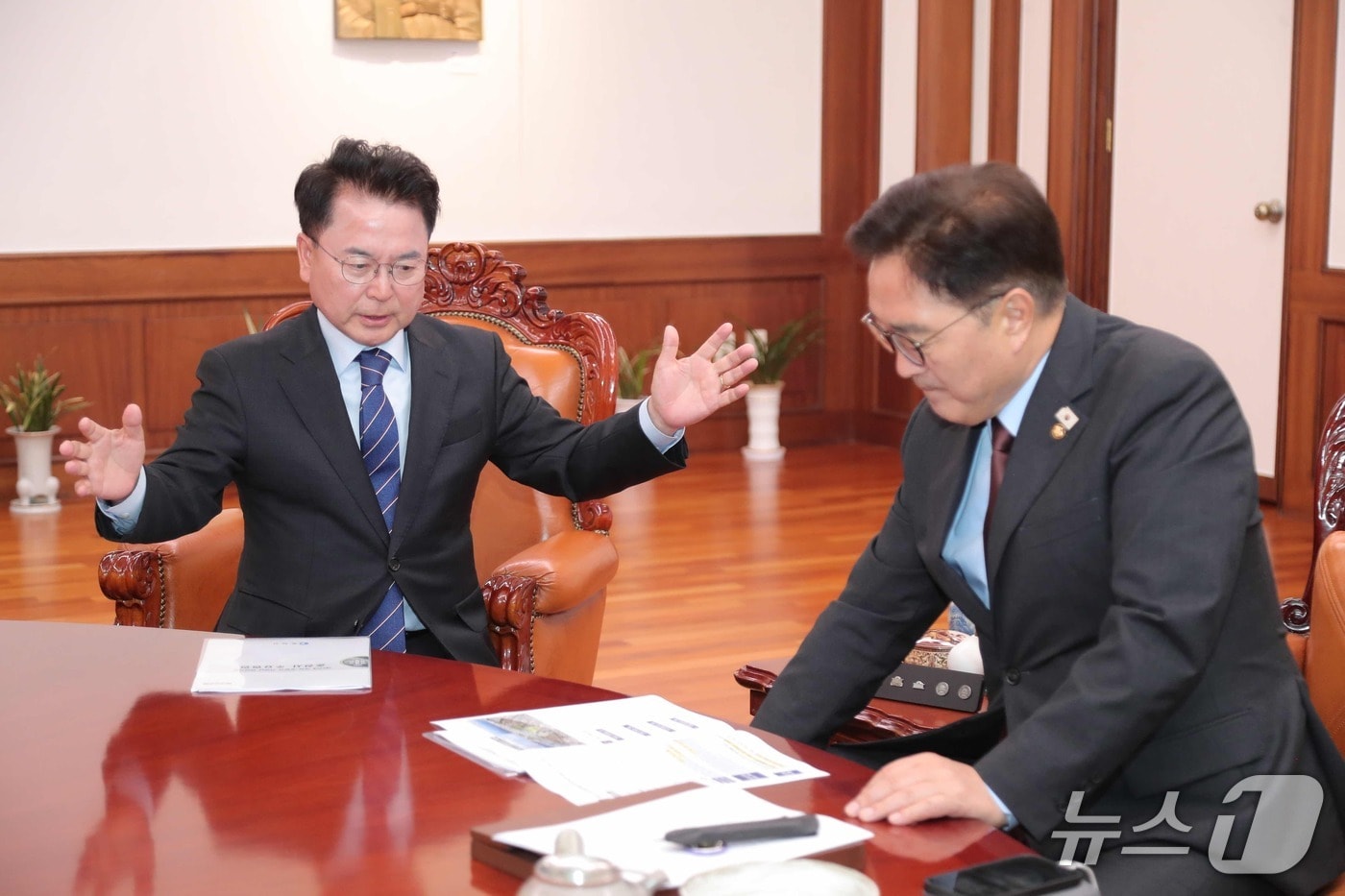 육동한 춘천시장이 11일 국회에서 우원식 의장과 만나 춘천 현안에 대해 설명하고 국비 지원을 요청했다.(춘천시 제공, 재판매 및 DB금지)