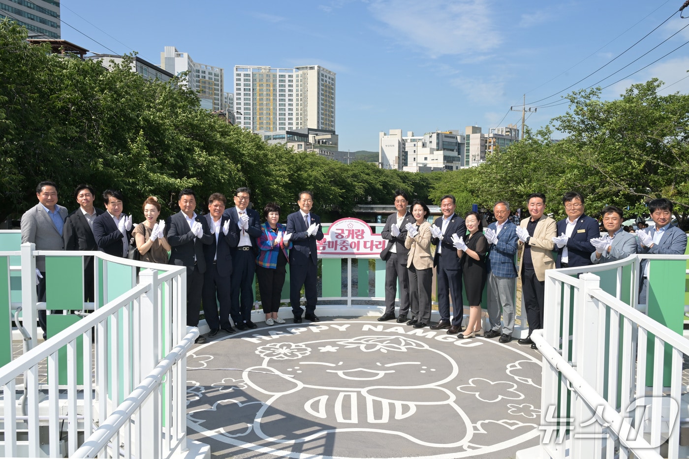 울산 남구가 무거천 삼호5교 일원에 조성된 확장보도교의 공식 명칭을 ‘궁거랑 봄마중이다리’로 정했다고 11일 밝혔다.(울산 남구 제공. 재판매 및 DB 금지) /뉴스1
