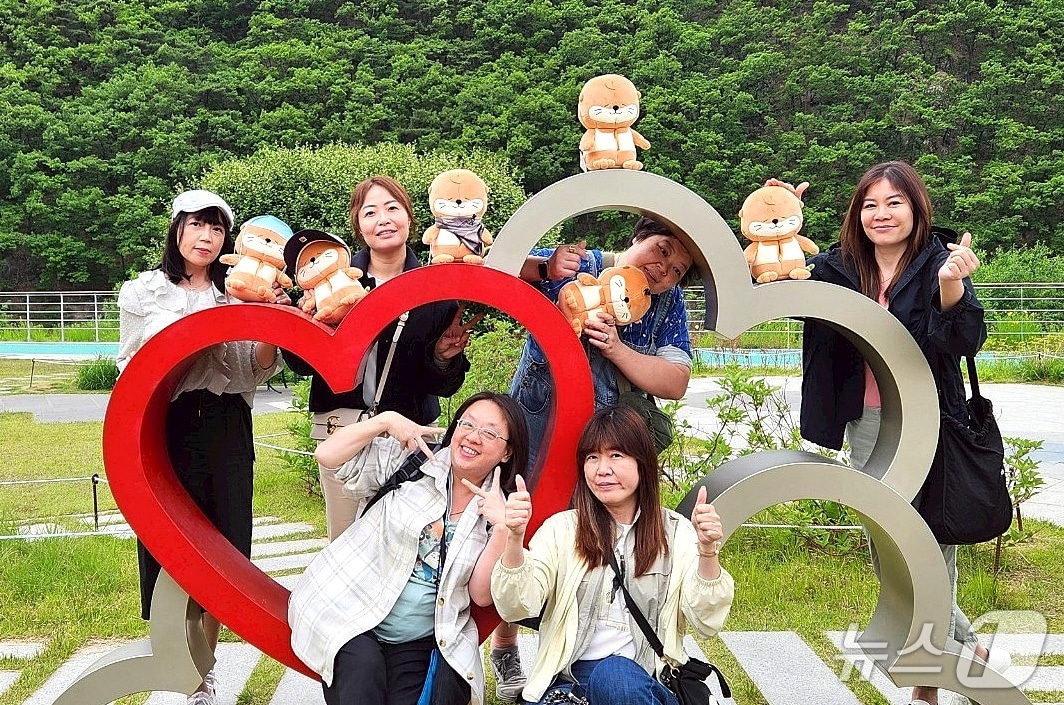 대구 달서구 월광수변공원을 찾은 외국인 관광객들이 기념촬영을 하고 있다. (달서구 제공)