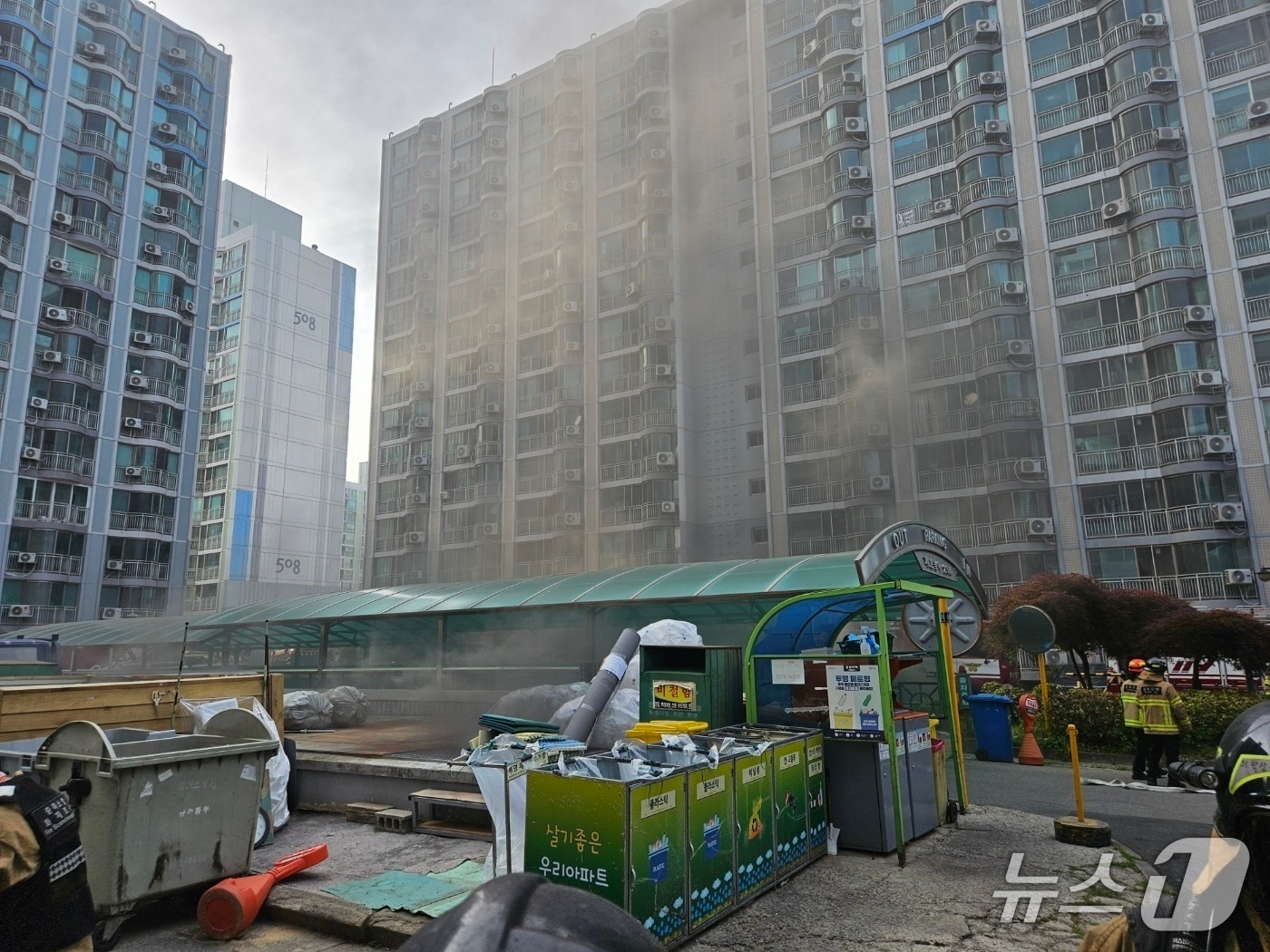 11일 오후 5시 27분쯤 충북 청주시 서원구 분평동의 한 아파트 지하 2층 주차장에서 화재가 발생했다.(청주서부소방서 제공. 재판매 및 DB금지)/뉴스1