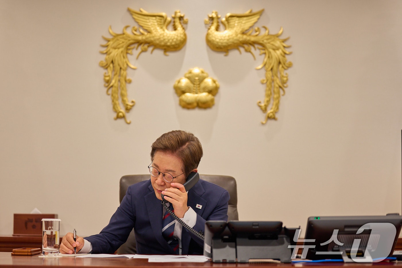 이재명 대통령이 11일 서울 용산구 대통령실 청사 집무실에서 페트르 피알라 체코 총리와 전화 통화를 하고 있다. (대통령실 제공. 재판매 및 DB 금지) 2025.6.11/뉴스1 ⓒ News1 박지혜 기자