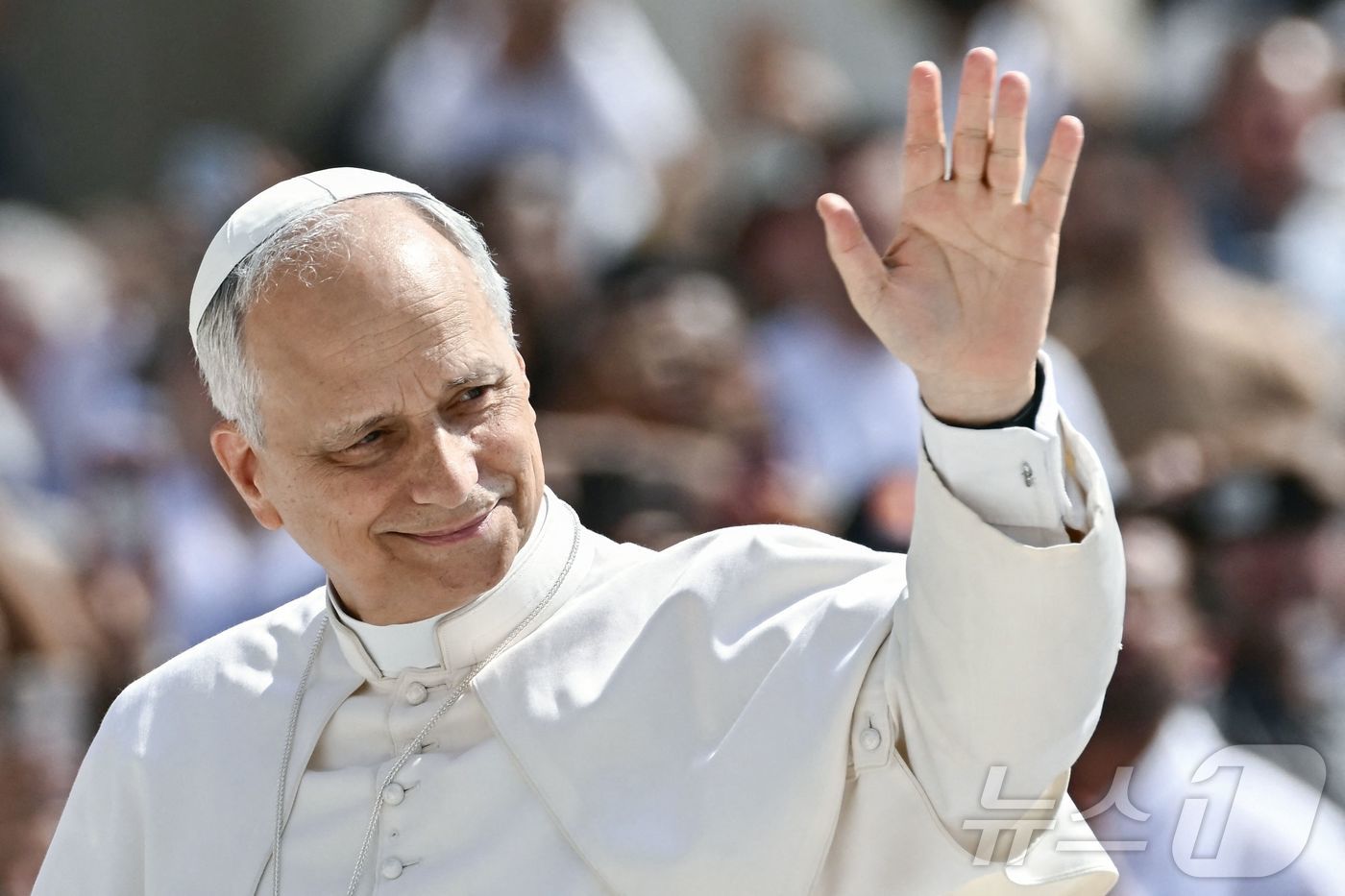 11일(현지시간) 레오 14세 교황이 바티칸 성베드로 광장에서 열린 일반 알현에서 신자들에게 손을 흔들고 있다. 2025.06.11 ⓒ AFP=뉴스1 ⓒ News1 김지완 기자