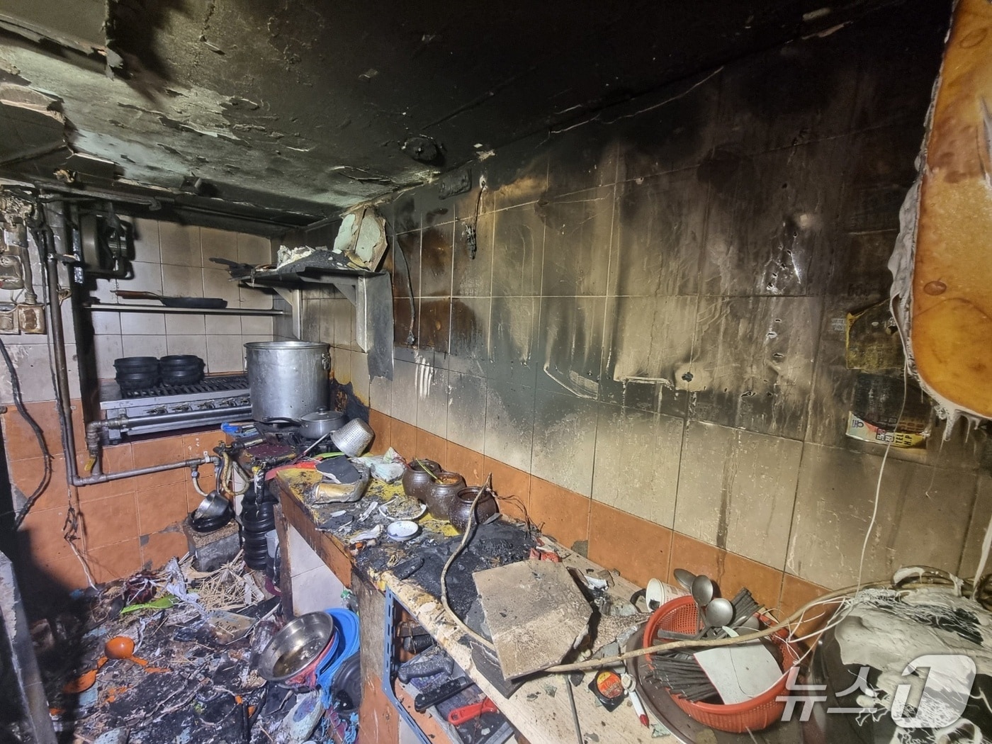 11일 부산 금정구 서동 식당 화재 현장.(부산소방재난본부 제공. 재판매 및 DB 금지)