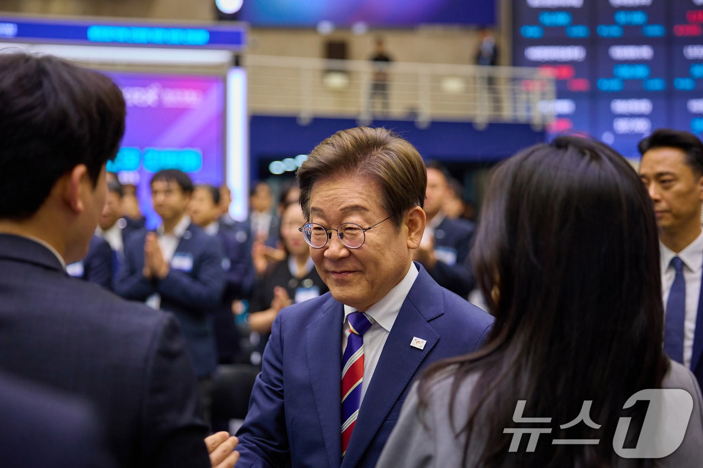 이재명 대통령이 지난 11일 서울 영등포구 한국거래소에서 열린 주식시장 불공정거래 근절을 위한 현장 간담회에서 참석자들과 인사를 나누고 있다. (이재명 대통령 SNS. 재판매 및 DB 금지) 2025.6.12/뉴스1 ⓒ News1 박지혜 기자