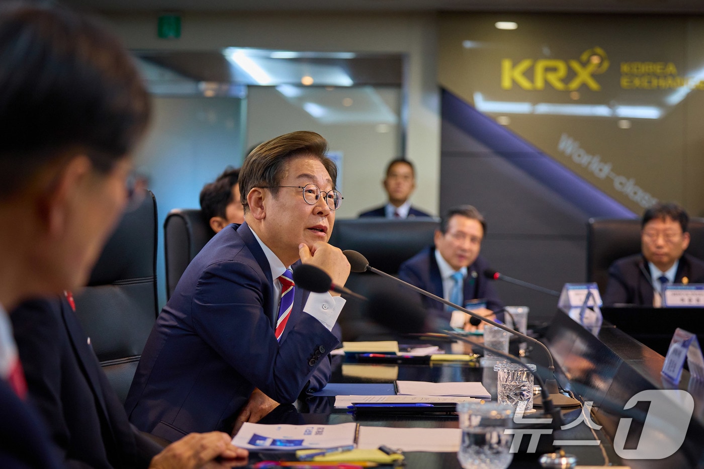 이재명 대통령이 지난해 6월 서울 영등포구 한국거래소 시장감시위원회를 방문해 브리핑을 듣고 있다. (이재명 대통령 SNS. 재판매 및 DB 금지) 2025.6.12 ⓒ 뉴스1 박지혜 기자