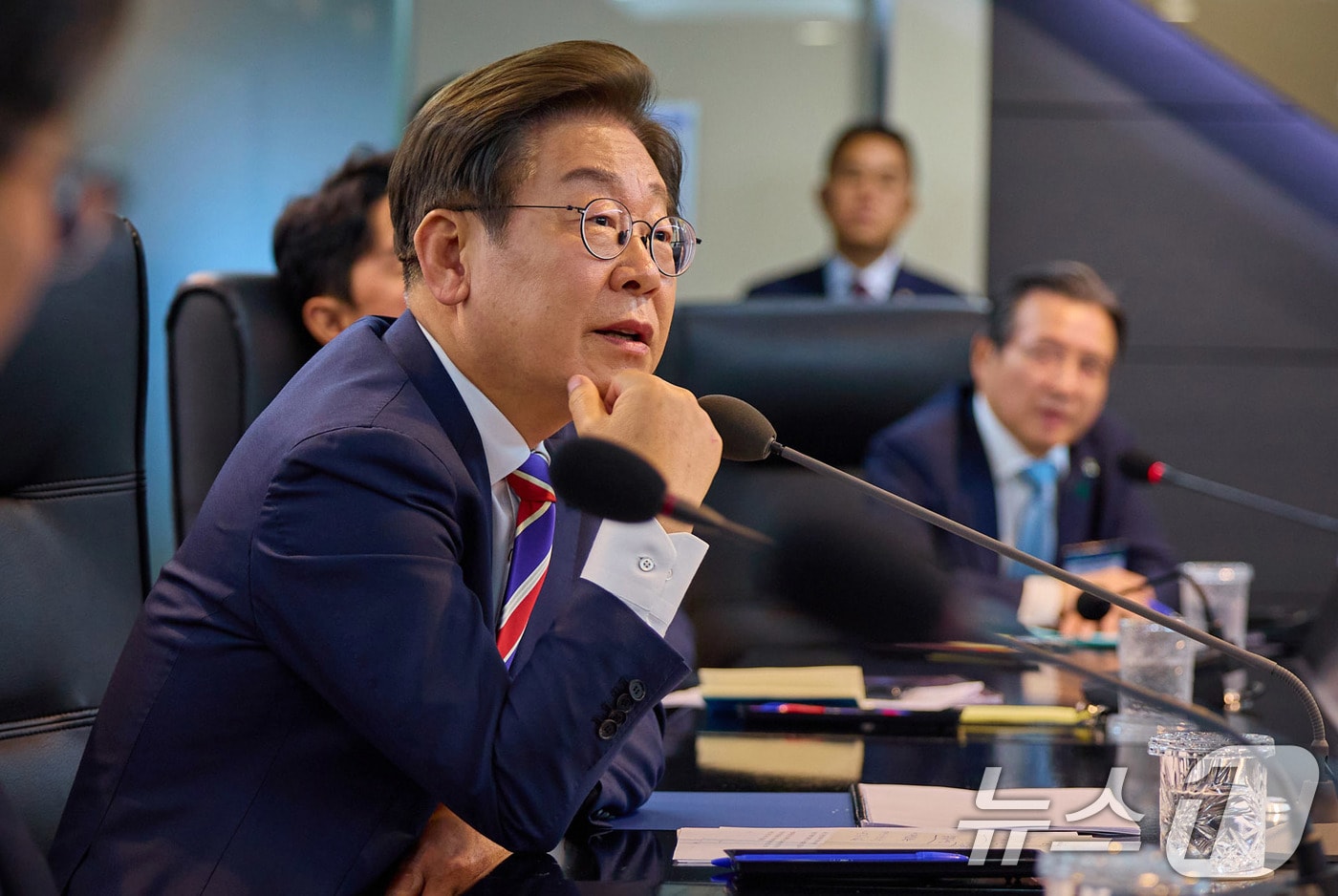 이재명 대통령이 지난 11일 서울 영등포구 한국거래소 시장감시위원회를 방문해 브리핑을 듣고 있다. &#40;이재명 대통령 SNS. 재판매 및 DB 금지&#41; 2025.6.12/뉴스1 ⓒ News1 박지혜 기자