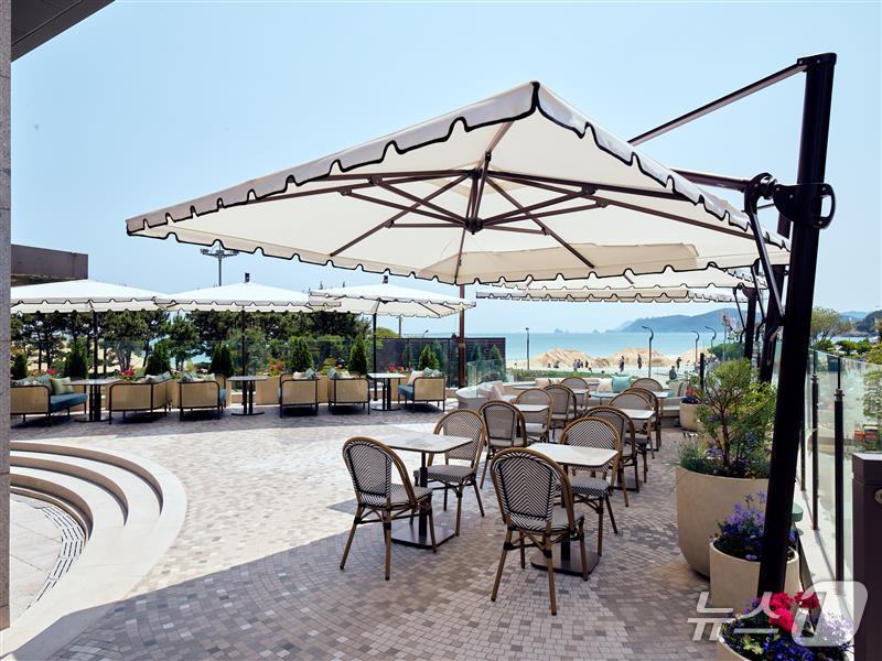 2_그랜드 조선 부산_라운지앤바 테라스292 전경.(그랜드 조선 부산 제공. 재판매 및 DB 금지)