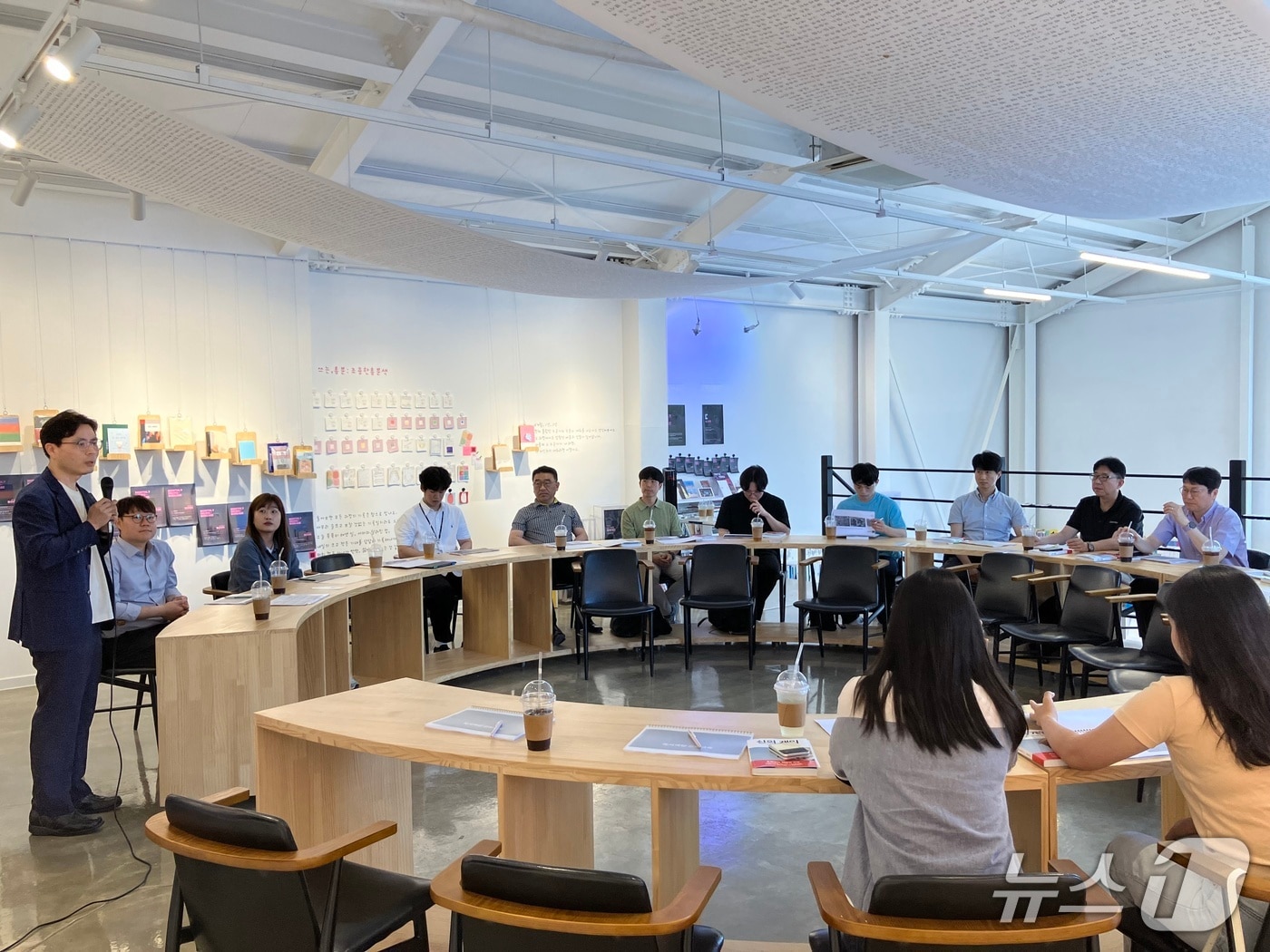 한국중부발전 '제1기 Book 프론티어'로 선발된 직원들이 손정 작가의 강의를 들으며 독서역량 강화 교육을 받고 있다.(사진제공=중부발전)