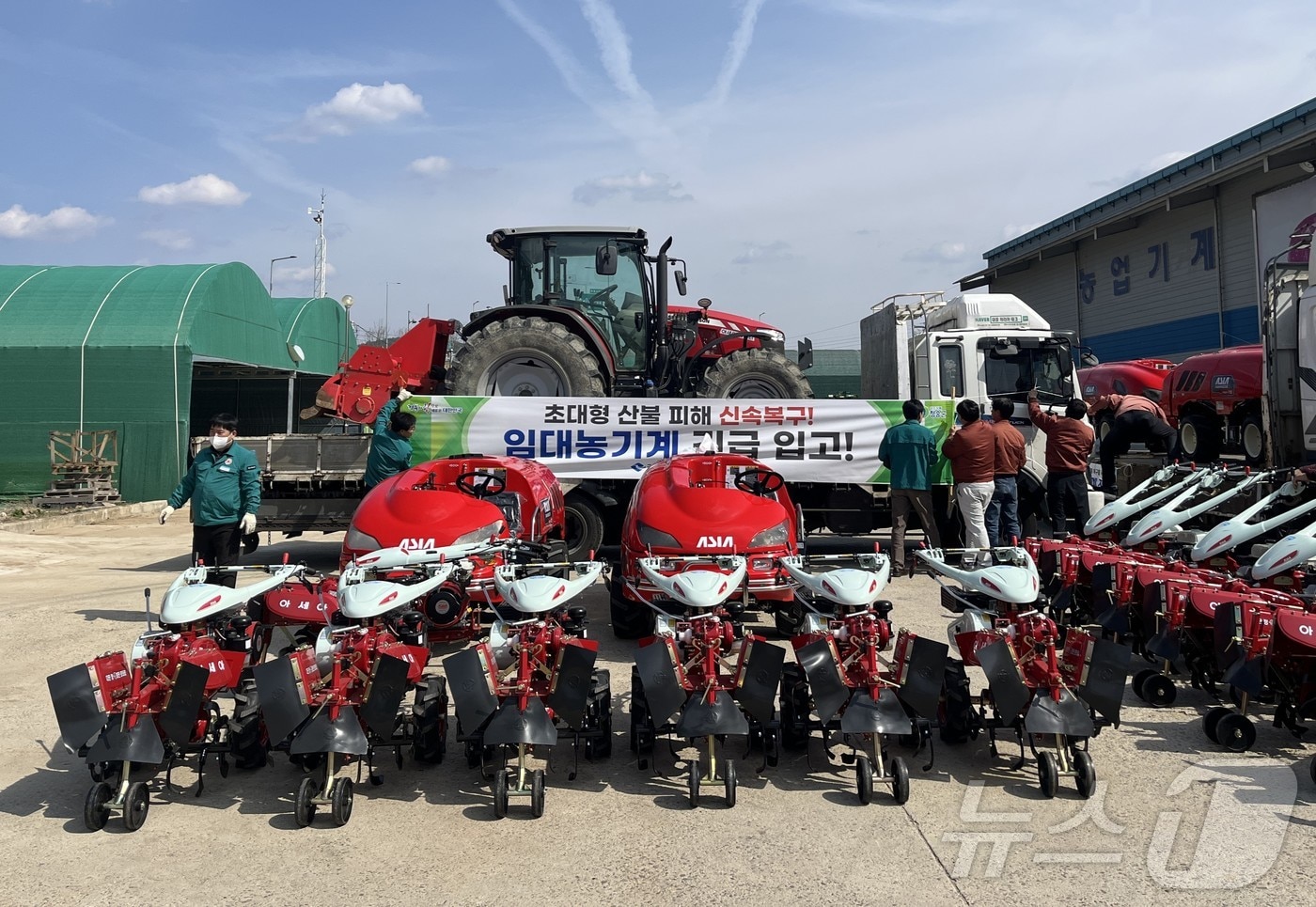 경북도는 12일 국비 등 48억원을 투입해 산불 피해지역에 임대농기계 322대를 지원한다.ⓒ News1 김대벽기자