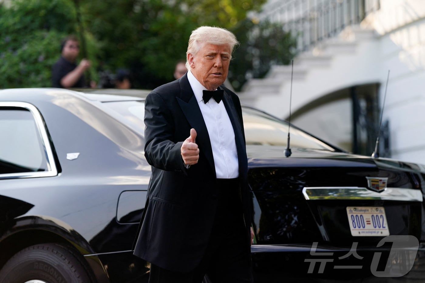 도널드 트럼프 미국 대통령이 11일(현지시간) 뮤지컬 '제리제라블' 개막 공원을 관람하기 위해 백악관에서 출발하기 전 포즈를 취했다. 2025.06.11 ⓒ 로이터=뉴스1 ⓒ News1 최종일 선임기자