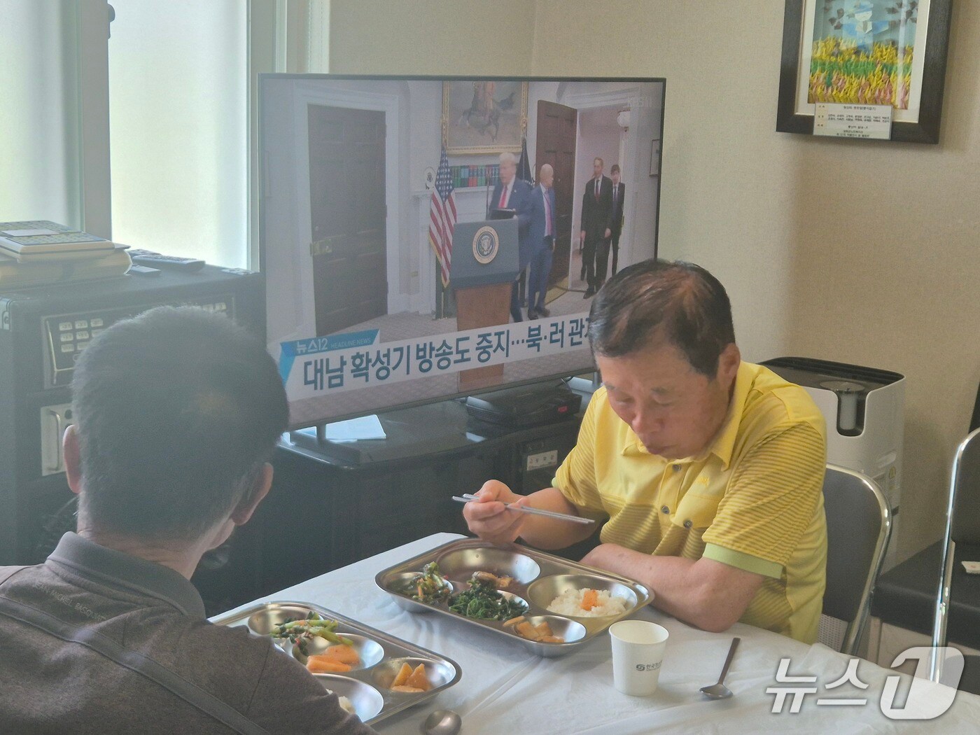 인천 강화군 당산리 마을회관에서 한 주민이 '북한의 대남방송 중단'과 관련한 뉴스를 시청하고 있다.(이시명 기자/뉴스1)