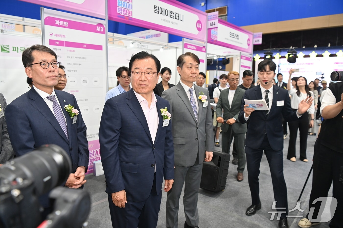  이현재 경기 하남시장이 11일 열린 '2025 하남시 일자리박람회'를 찾아 현장을 둘러보고 있다.(하남시 제공. 재판매 및 DB 금지)/뉴스1