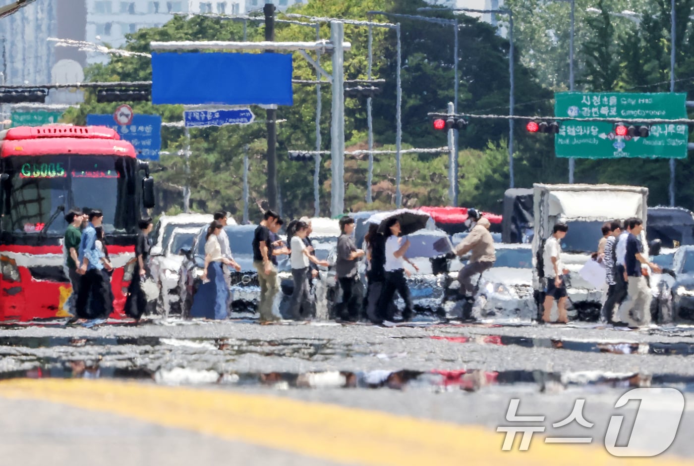 12일 서울 영등포구 여의도 여의대로 일대 뜨겁게 달궈진 아스팔트 위로 아지랑이가 피어오르고 있다. 2025.6.12/뉴스1 ⓒ News1 민경석 기자