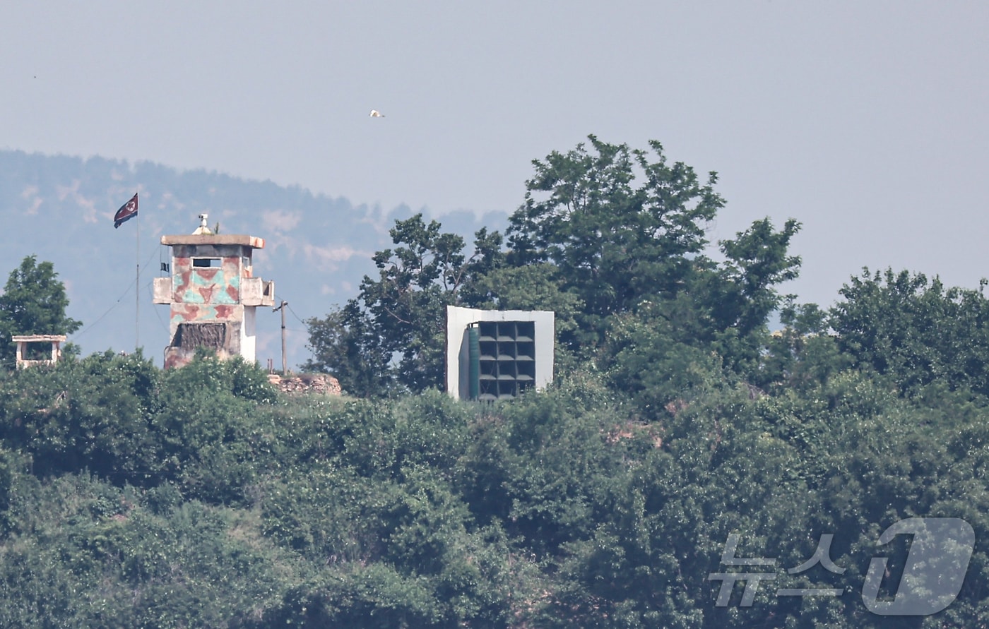경기 파주시 접경지역에서 바라 본 북측 초소와 대남 확성기. 2025.6.12/뉴스1 ⓒ News1 김도우 기자