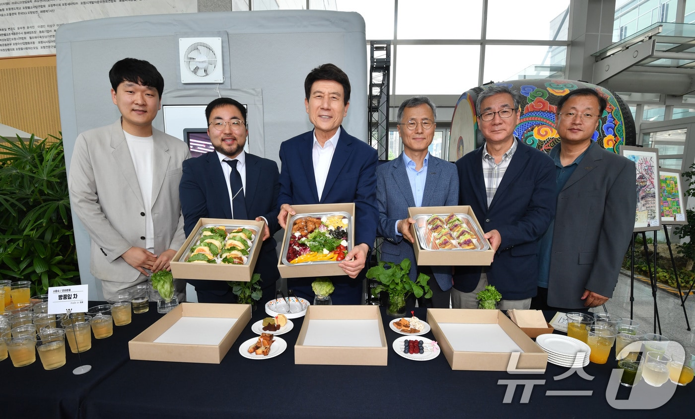 이강덕 포항시장이 12일 시청에서 열린 '에어팜' 수확물 시식 행사에서 수확물로 만든 샌드위치 등을 보여주고 있다. 에어팜은 흙 없이 공기 중 미세 안개 형태의 영양액을 뿌려 식물을 키우는 기술이다. 2025.6.12/뉴스1 ⓒ News1 최창호 기자