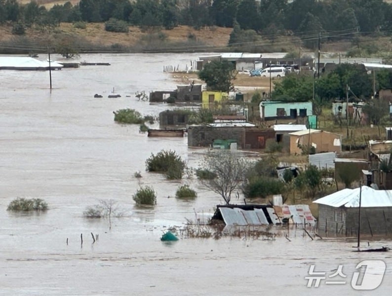 남아프리카공화국 이스턴 케이프주(州)에서 홍수와 산사태가 발생해 최소 49명이 숨졌다.(자카란다FM 갈무리).