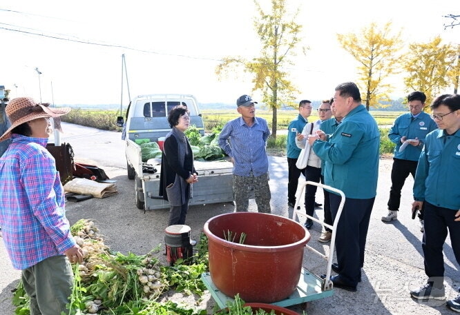 지난해 10월 31일 김경일 파주시장이 대남방송으로 고통을 겪고 있는 민통선 대성동 마을을 방문해 주민들과 피해 상황을 이야기하고 있다. (파주시 제공, 재판매 및 DB금지)