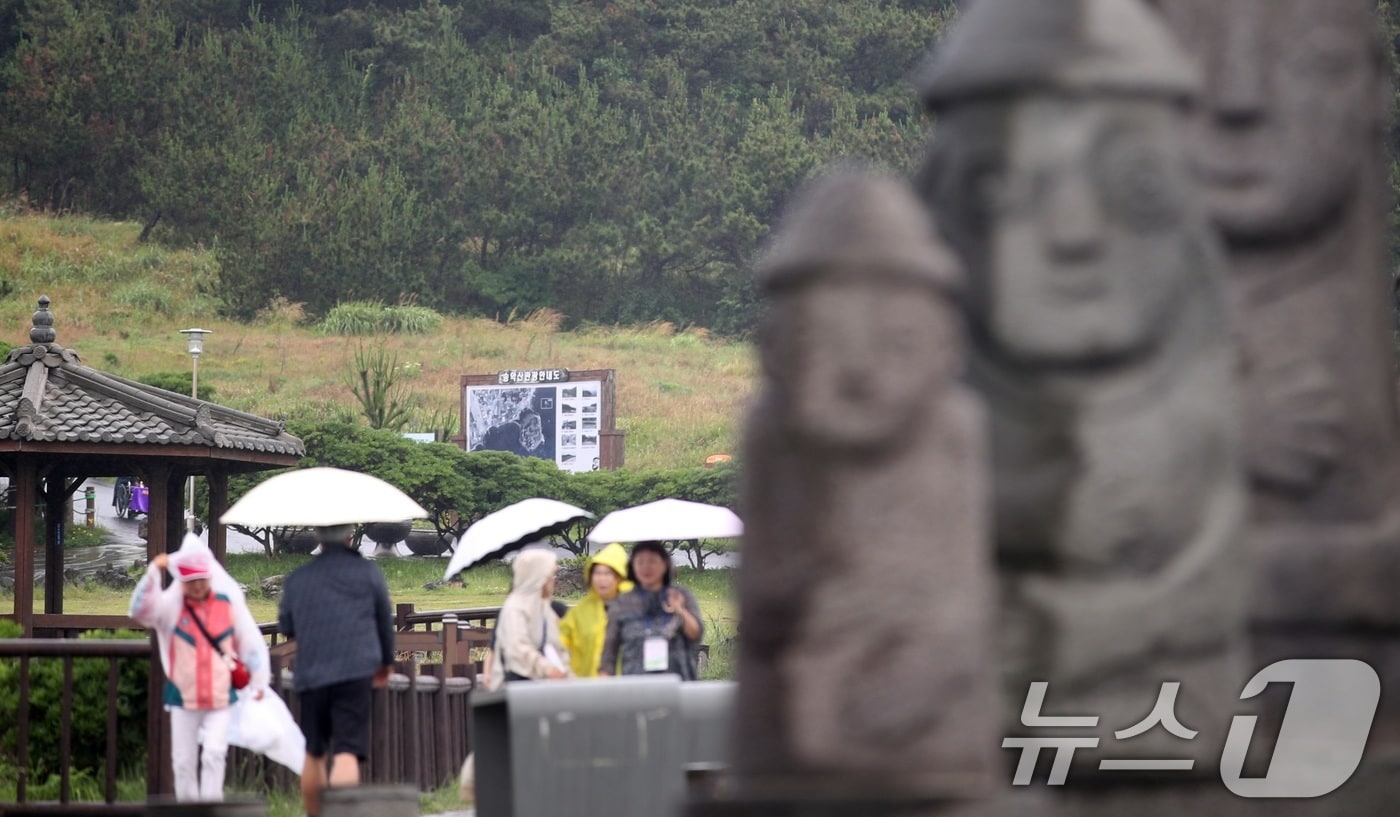 12일 오후 제주 서귀포시 안덕면 송악산 인근에 올해 첫 장맛비가 내리고 있다. 2025.6.12/뉴스1 ⓒ News1 고동명 기자