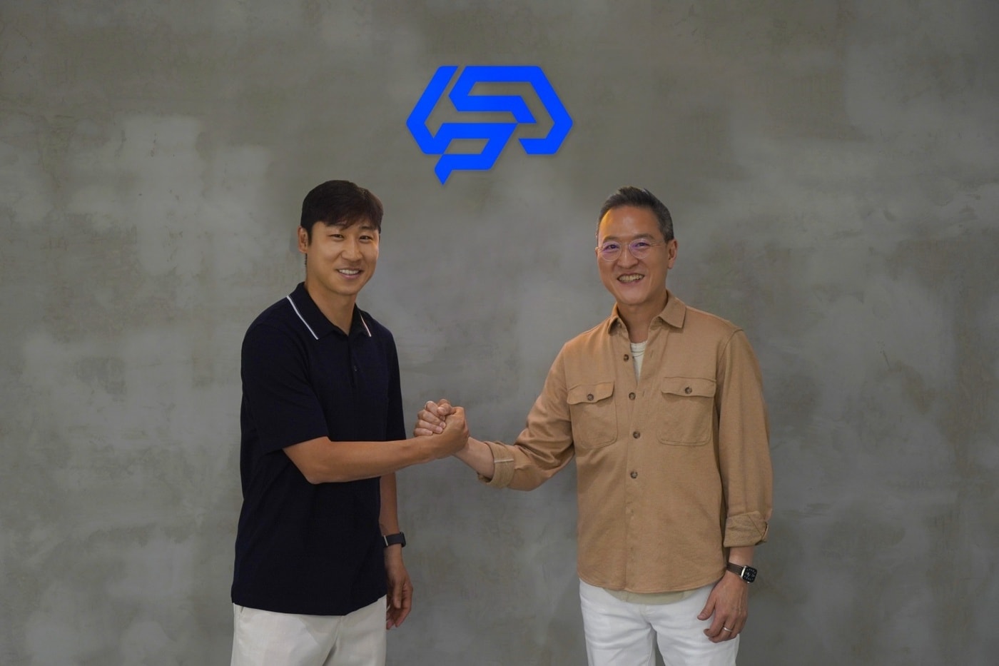 이근호(왼쪽)와 김평기 프레인스포츠 대표. (프레인스포츠 제공)